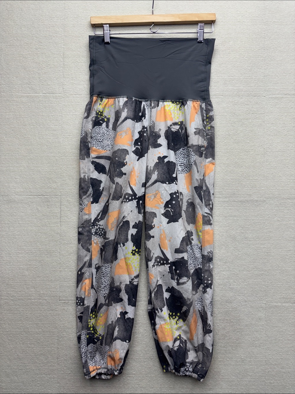 Lululemon 6 maternity Women’s Gray & Orange Printed Harem joggers pants
